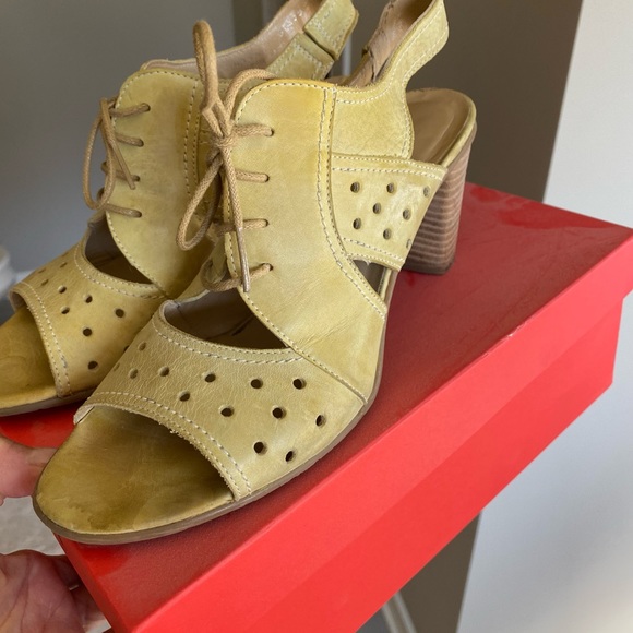 FIDJI lime designer leather sandal. Great shape. - Picture 2 of 4